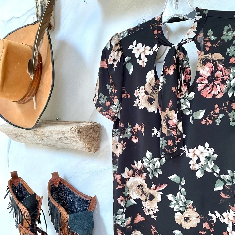 Super sweet floral gardenia Boho blouse w front bow & puff sleeves - Picture 4 of 13